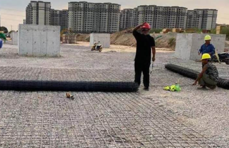 西山土工格栅铺设前地基要怎么处理？